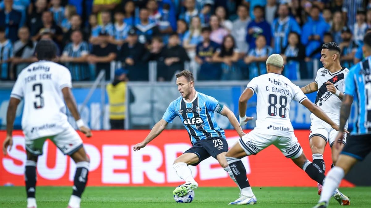 Vasco sonda volante Arthur, de saída do Grêmio