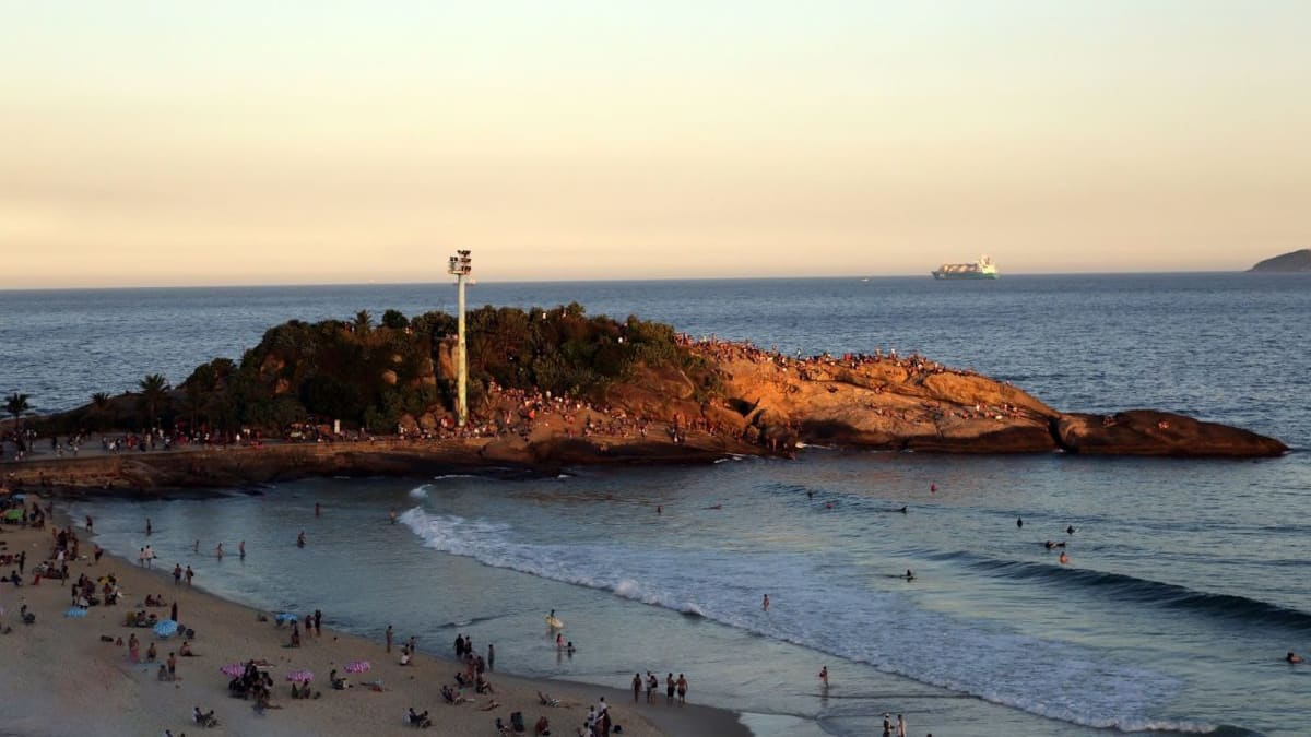 Turista espanhol cai da Pedra do Arpoador e é levado ao hospital