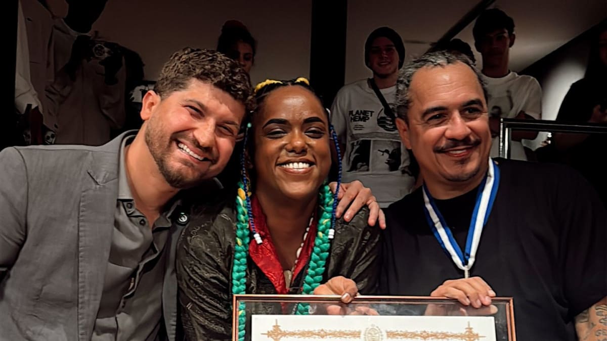 Marcelo D2 recebe Medalha Tiradentes em cerimônia no Centro do Rio
