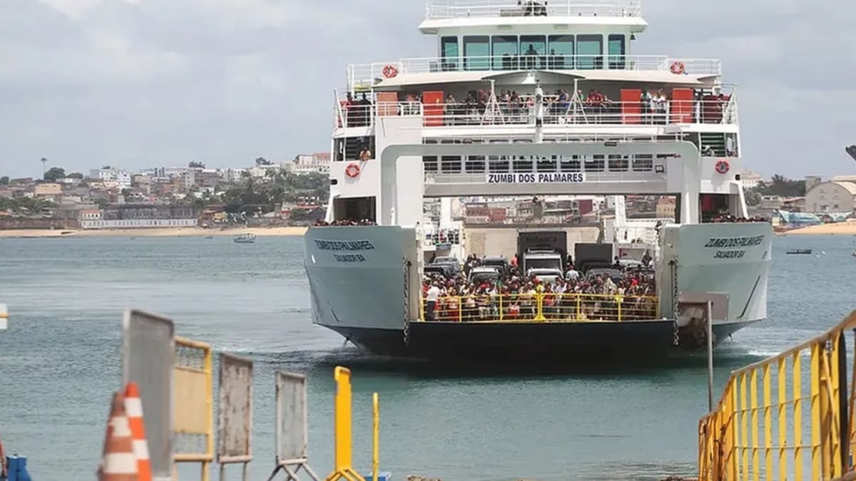 Fila gigante no Ferry-Boat marca início do feriadão de São João em Salvador