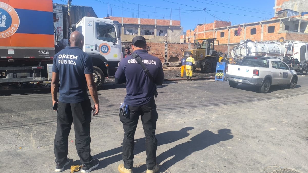 Prefeitura do Rio apreende facas, entulho e materiais usados para drogas em ação em Benfica