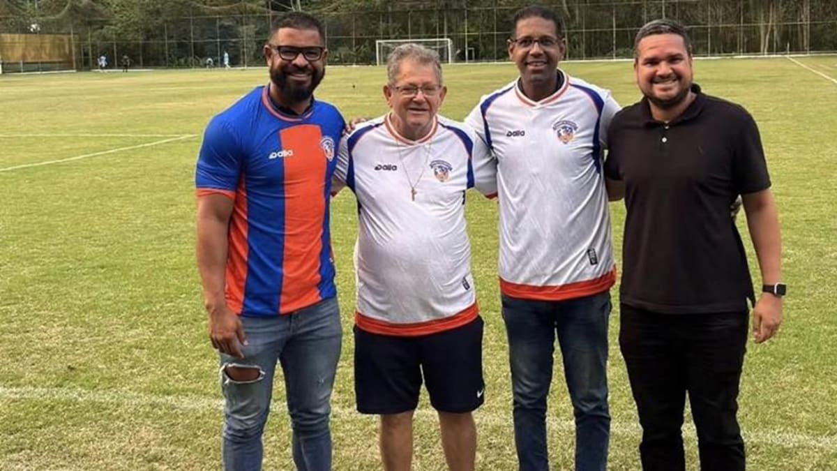 Duque de Caxias anuncia ex-zagueiro do Vasco como novo técnico