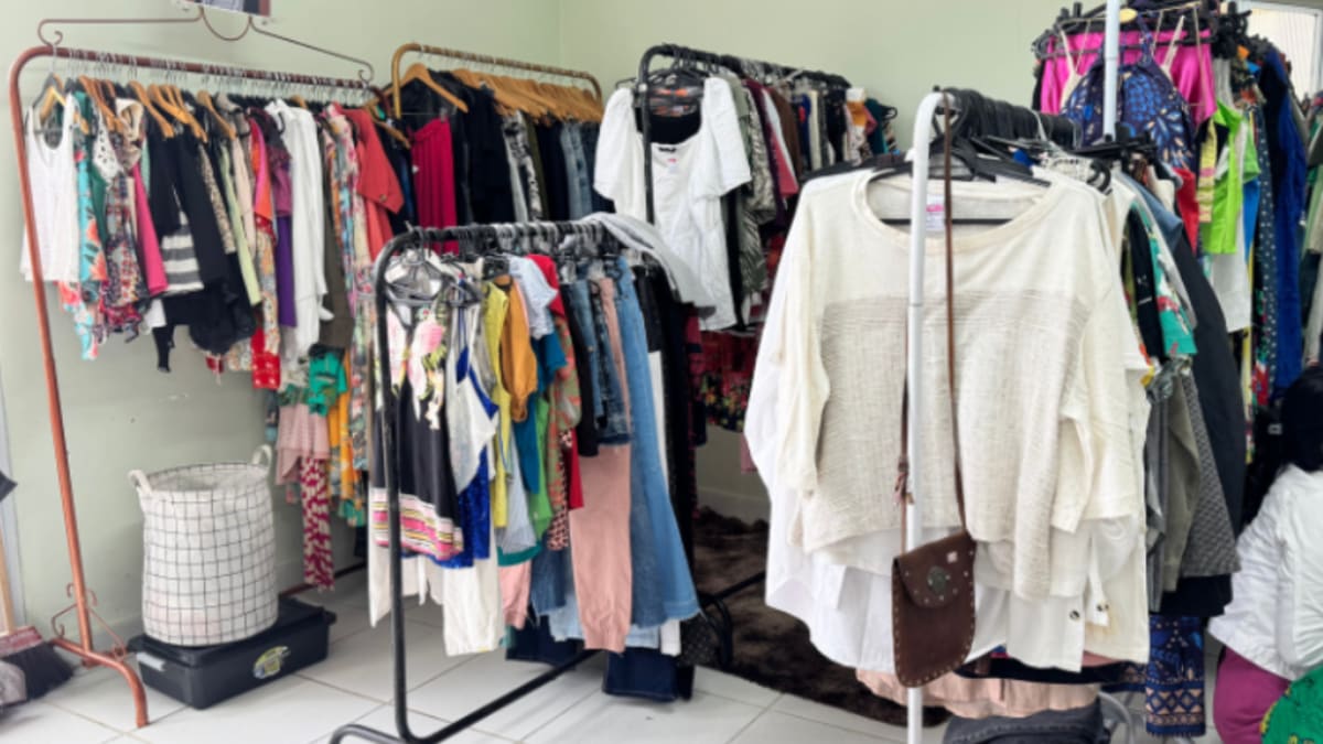 Brechó na Serra reúne peças de marcas famosas a partir de R$ 10