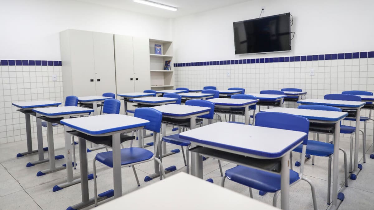 Ação de vereador no TCM pode resultar em demissão de 6 mil professores temporários em Goiânia; entenda