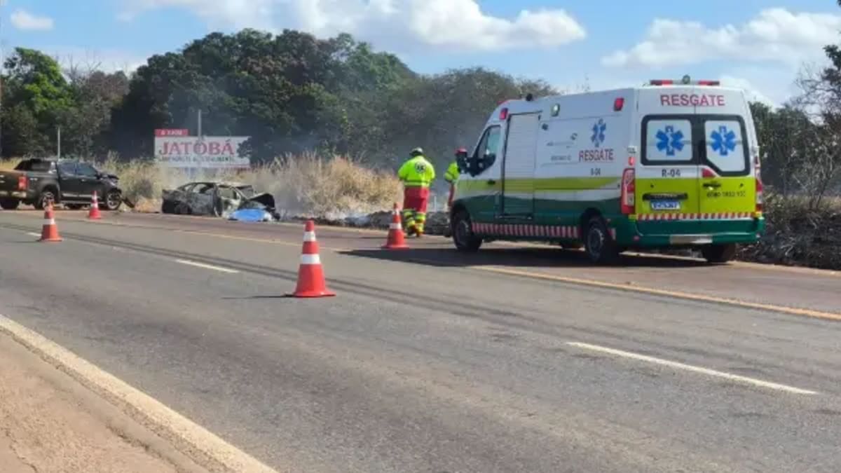 Mulher morre em colisão entre carro e caminhonete na BR-153, em Nova Glória