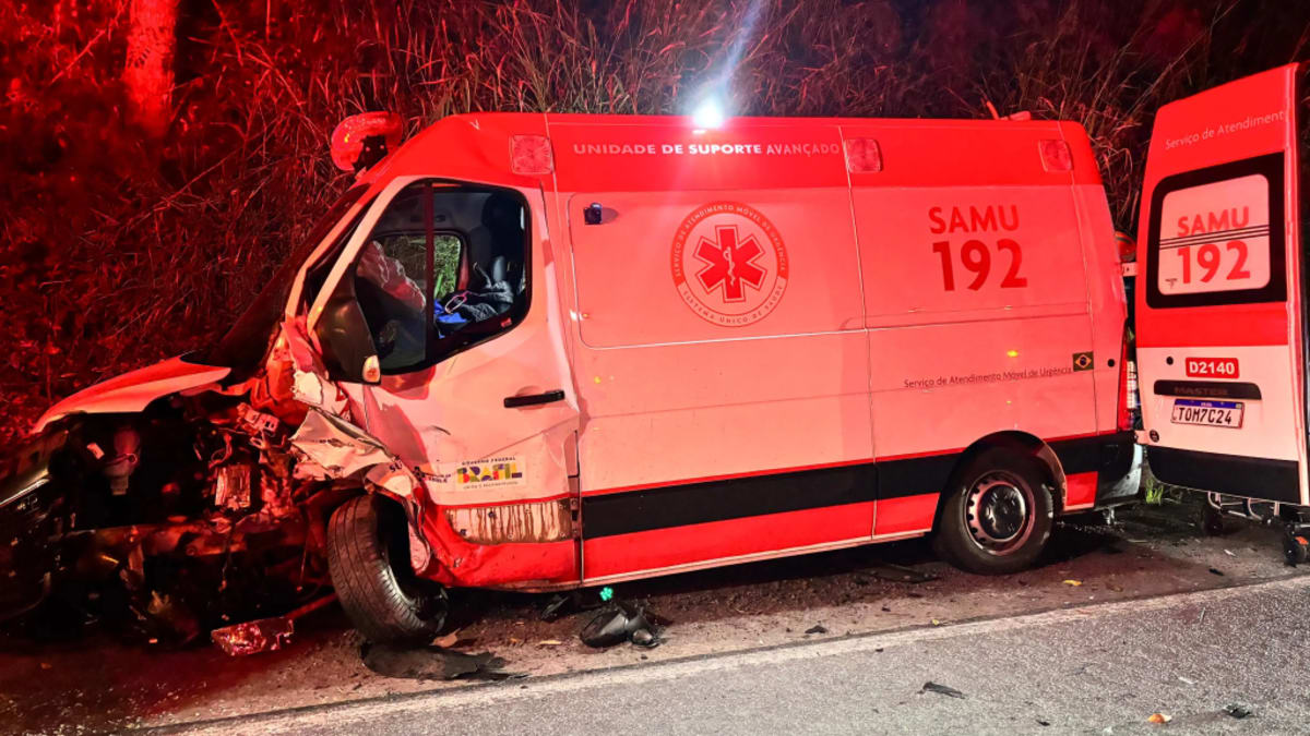 Ambulância do Samu que transportava paciente se envolve em acidente e deixa seis feridos na BR-262