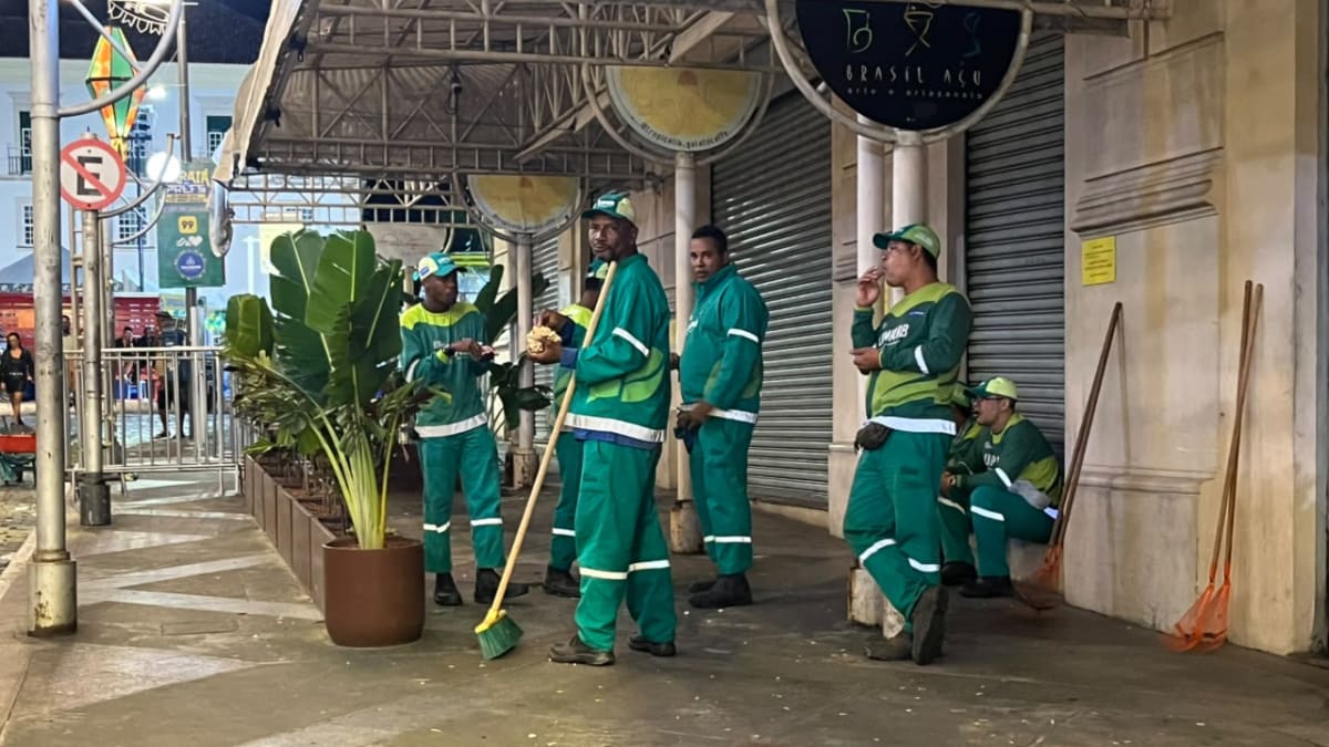 Garis cruzam os braços no São João do Pelourinho e lixo se acumula