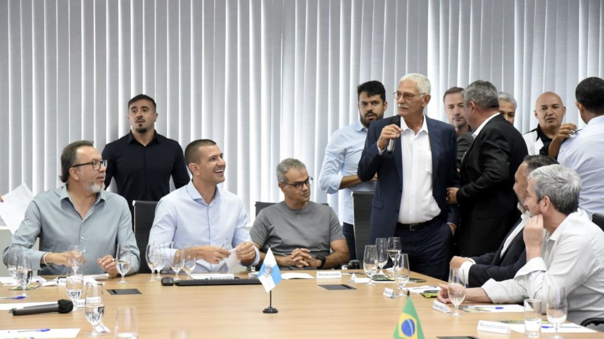 Douglas Ruas se reúne com mais de 50 prefeitos do RJ para debater saúde, educação, segurança pública e outros assuntos