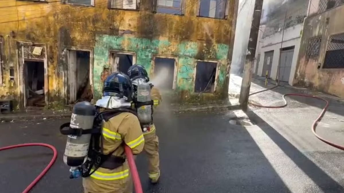 Incêndio atinge casarão no centro de Salvador