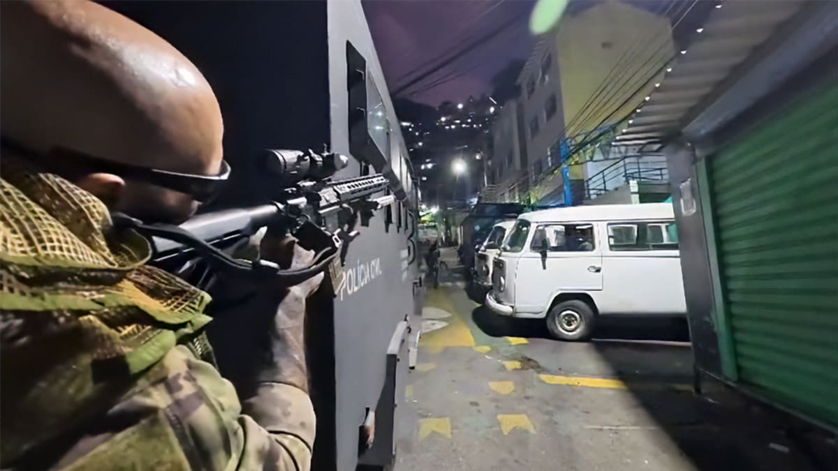 Tiroteio durante operação no Santa Marta deixa passageiro baleado em ônibus em Botafogo