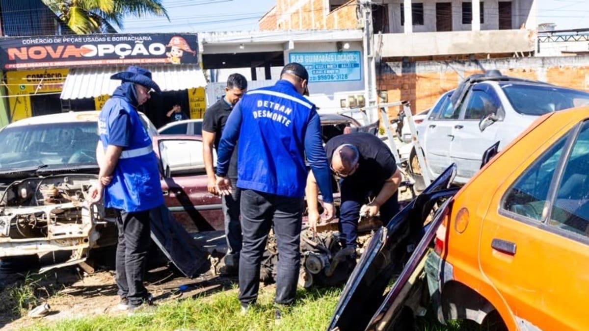 Ferro-velho irregular é interditado em Cabo Frio com carro furtado de Duque de Caxias