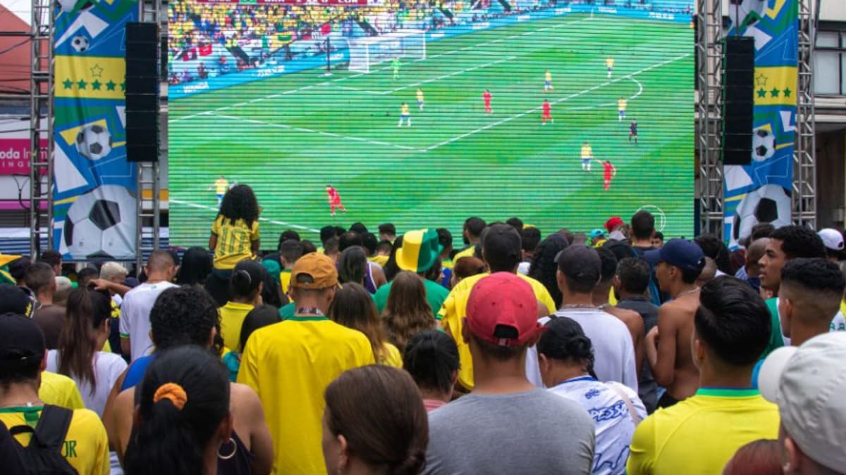 Jogo do Brasil muda horário de repartições, supermercados e shoppings no ES