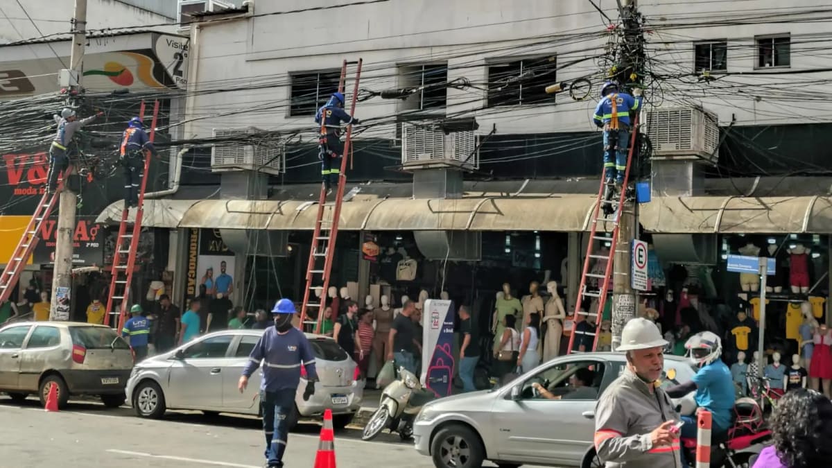 Goiânia já retirou 100 toneladas de fios dos postes, mas volume pode chegar a 1,3 mil toneladas