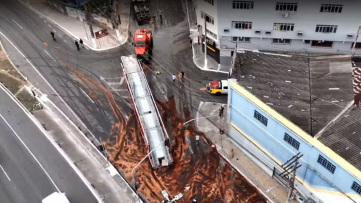 Carreta-cegonha cai de viaduto em Cariacica e motorista morre no local