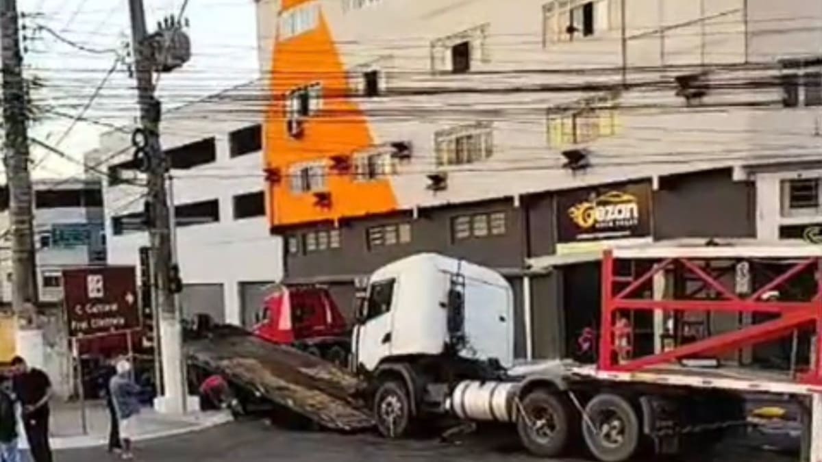 Motorista de caminhão-cegonha perde o controle e morre na BR-262, em Cariacica