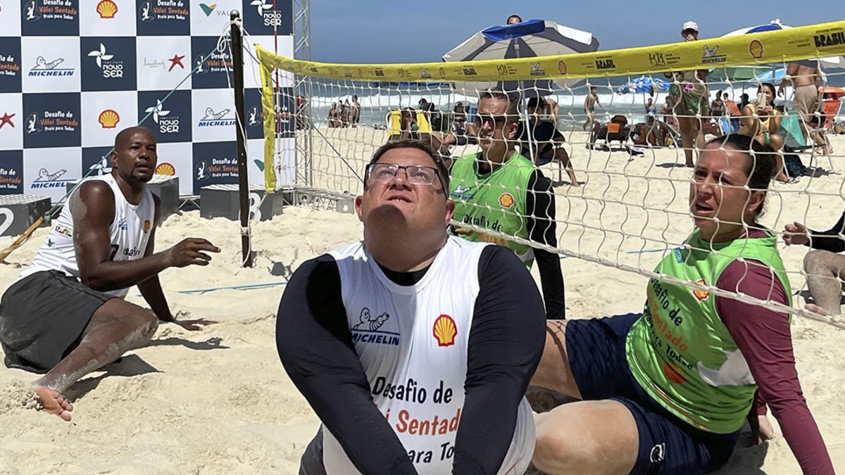 Praia do Flamengo recebe desafio de vôlei sentado com atletas da Seleção Brasileira Paralímpica