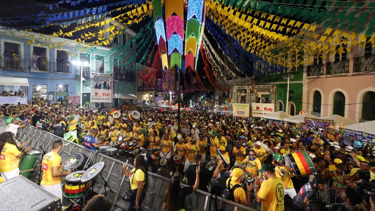 Em clima de Copa, Pelourinho encerra São João com Alceu Valença