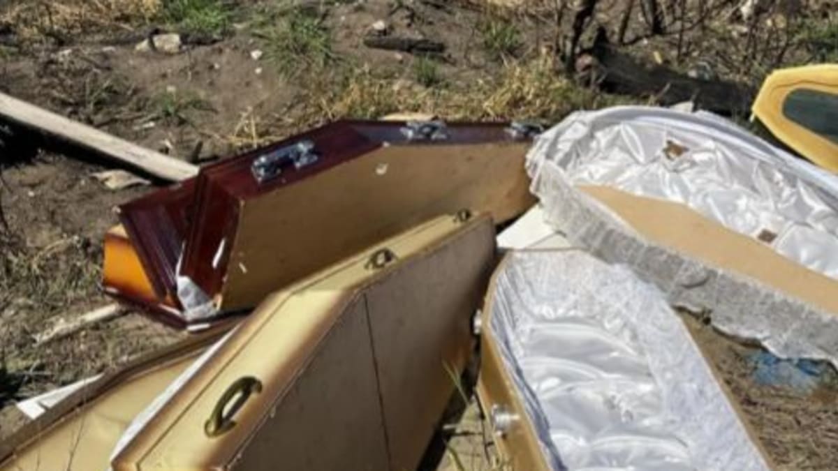 Caixões são encontrados abandonados em bairro da Serra; prefeitura busca identificar responsáveis