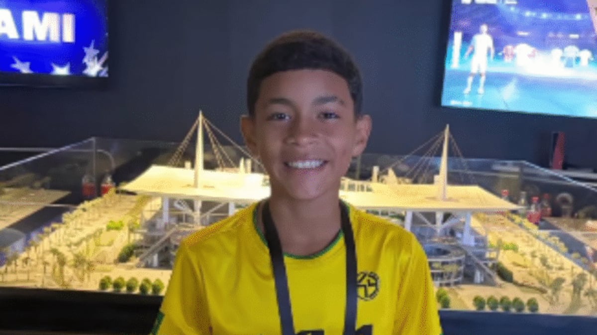 Garoto de Guarapari brilha nos EUA e entra em campo com a bola do jogo da Seleção Brasileira