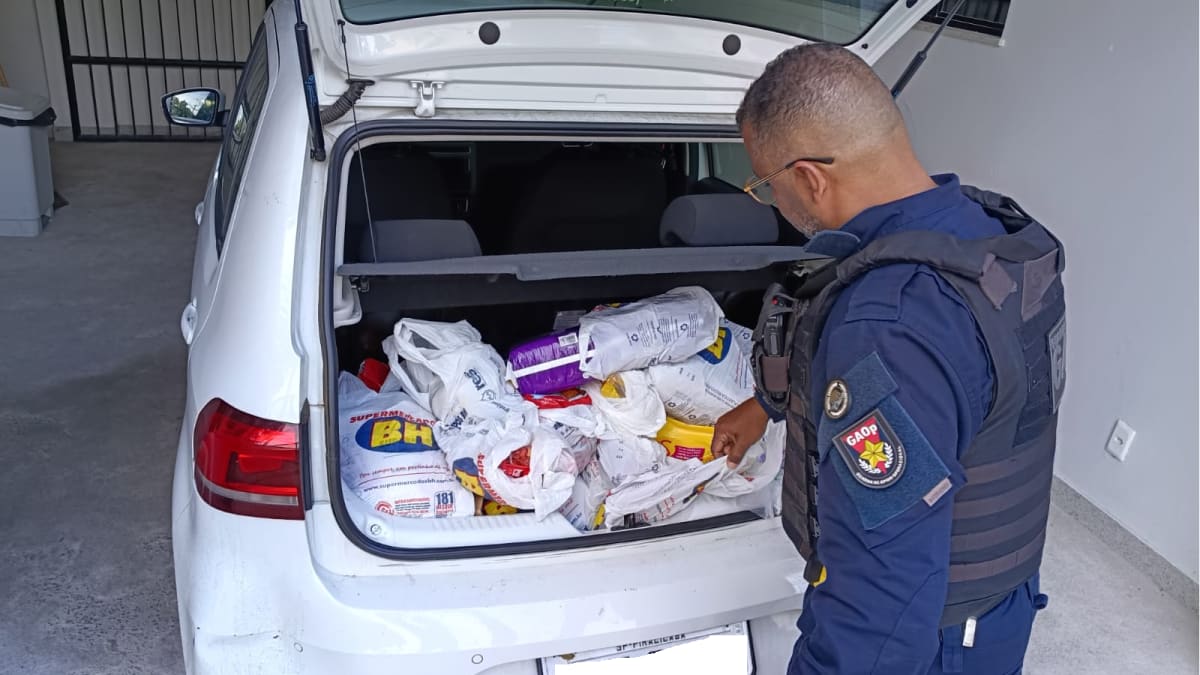 Motorista de app é preso após fugir com compras de passageira em Vitória