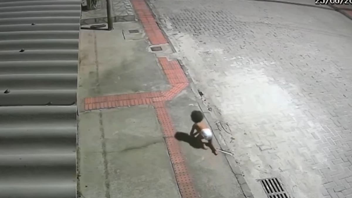 Bebê é resgatado após ser visto engatinhando no meio da rua de madrugada em Vila Velha