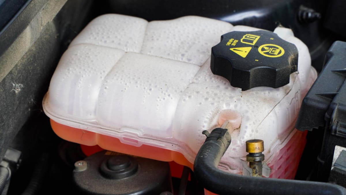 Água do radiador sumindo? O teste de R$ 20 que salva o seu motor