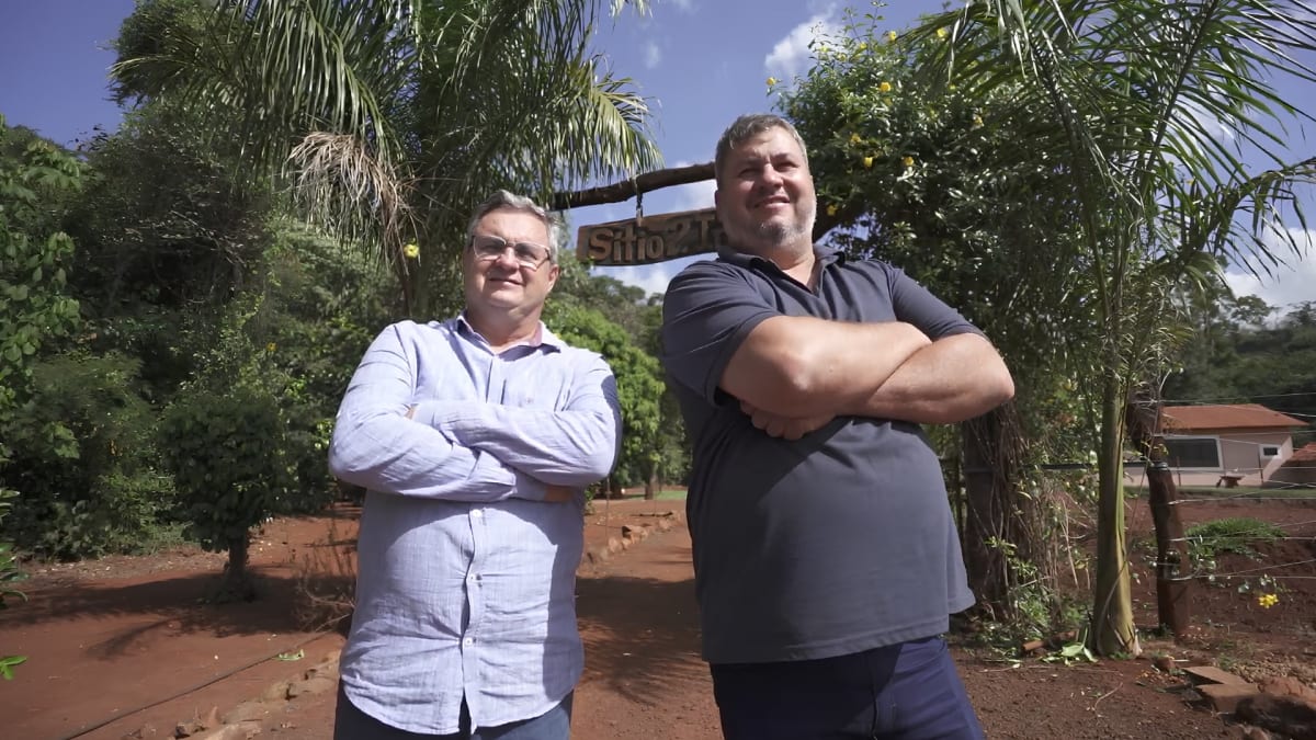 Irmaos desistem da aposentadoria para salvar legado da familia e lucram com a criacao de frangos