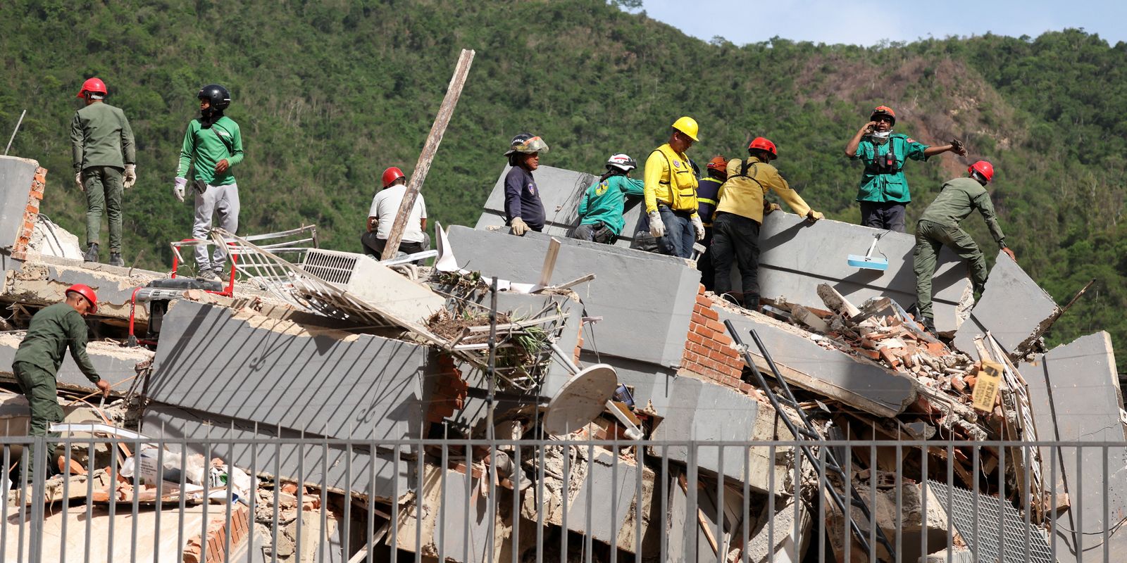 Número de mortos por terremoto na Venezuela sobe para 1. 450