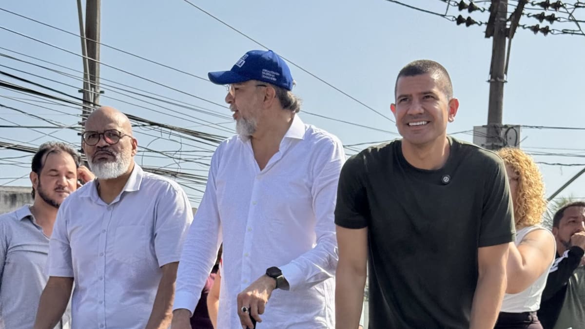 Douglas Ruas faz caminhada em Belford Roxo ao lado de Márcio Canella