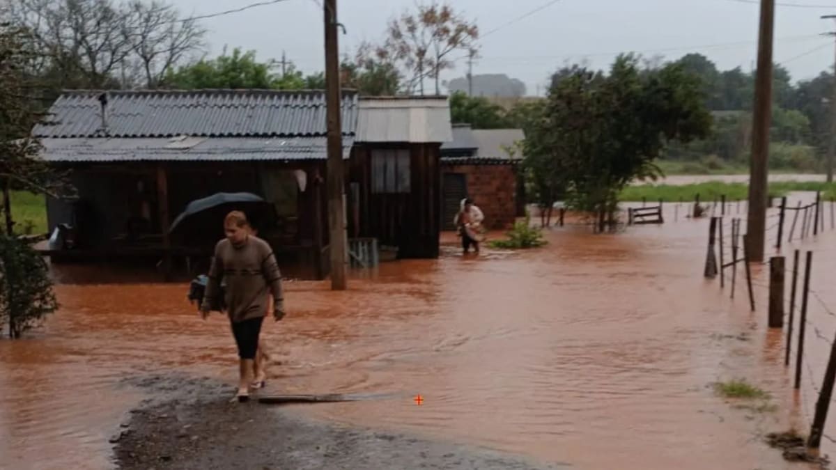 Chuva intensa provoca alagamentos e desabrigados em quatro cidades do Noroeste do Rio Grande do Sul