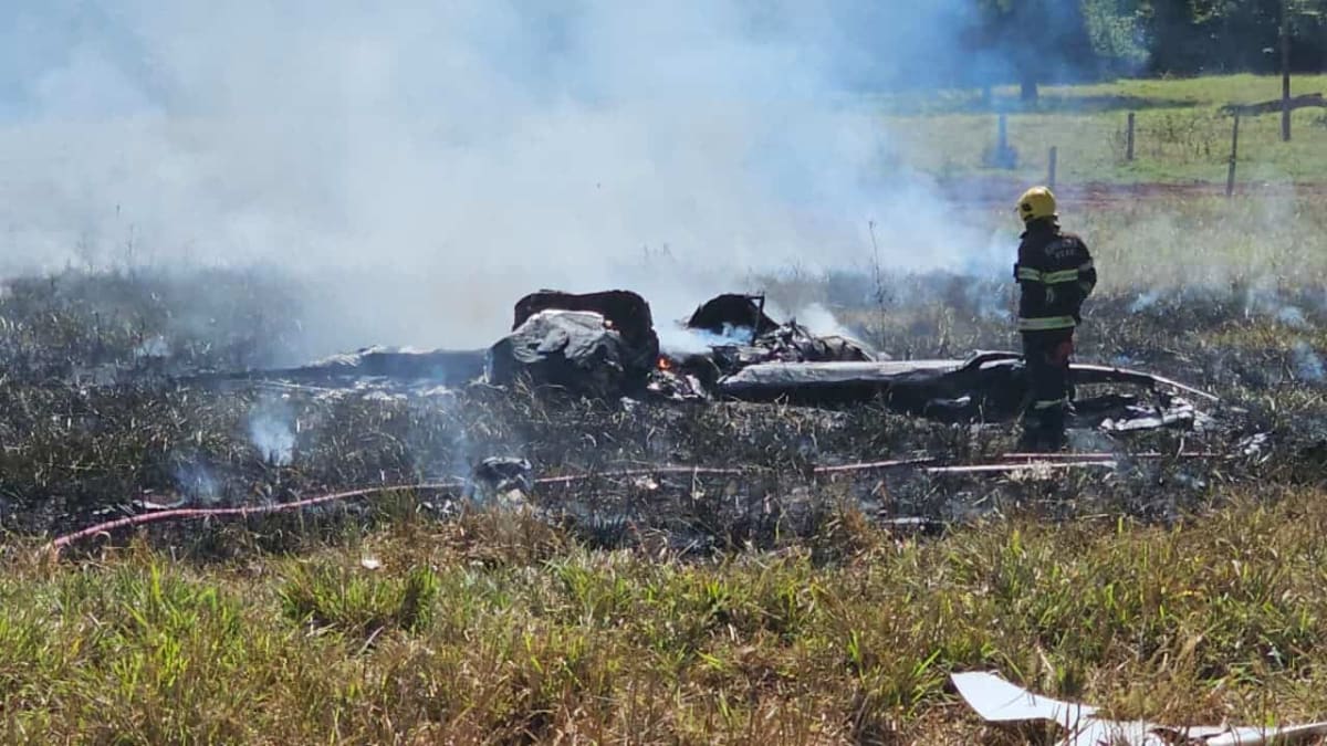 Avião de pequeno porte cai e pega fogo em fazenda de Nerópolis; piloto fica ferido