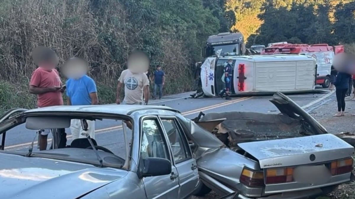 Bebê de 11 meses morre após grave acidente entre ambulância e carro na BR-262