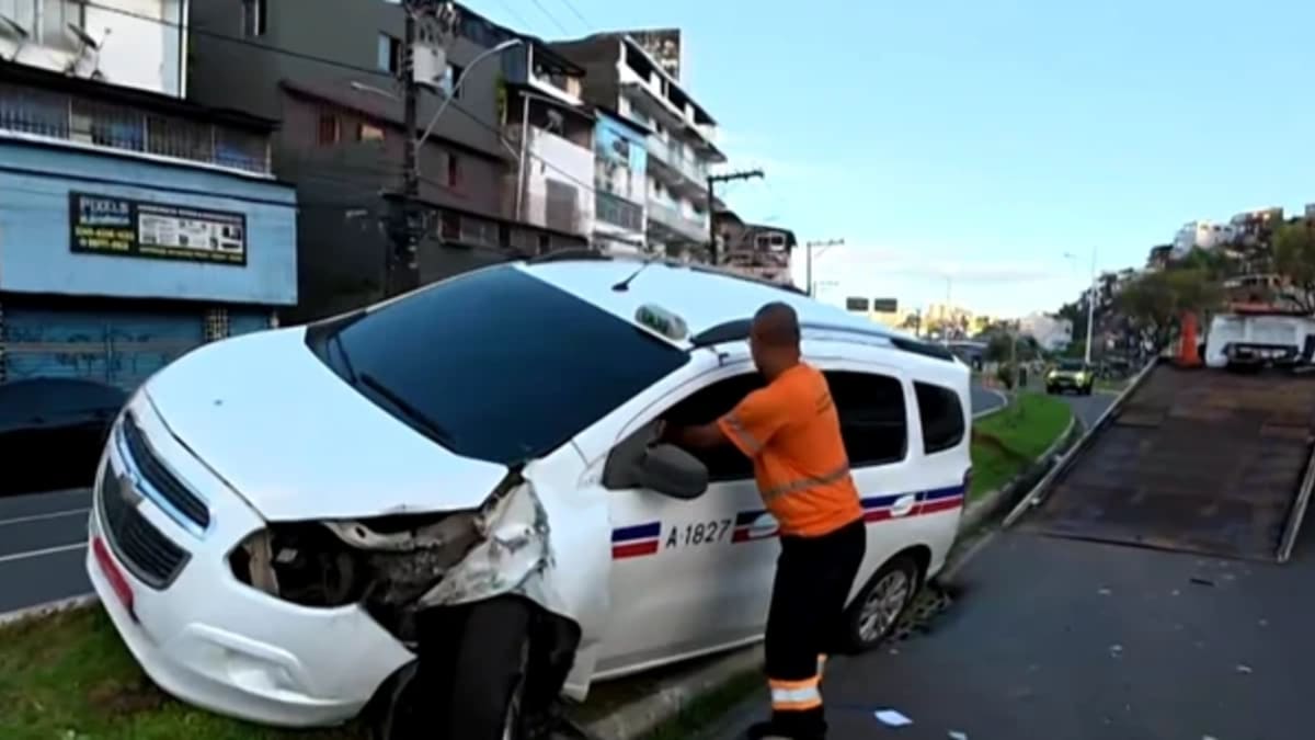 Táxi bate em poste e bloqueia retorno da Avenida Vasco da Gama, em Salvador