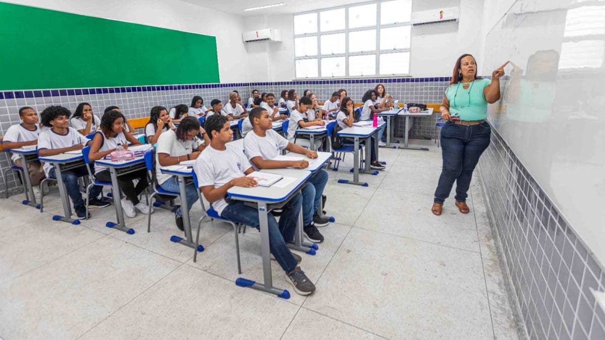 Governo do RJ aprova migração de 762 professores para jornada de 30 horas semanais