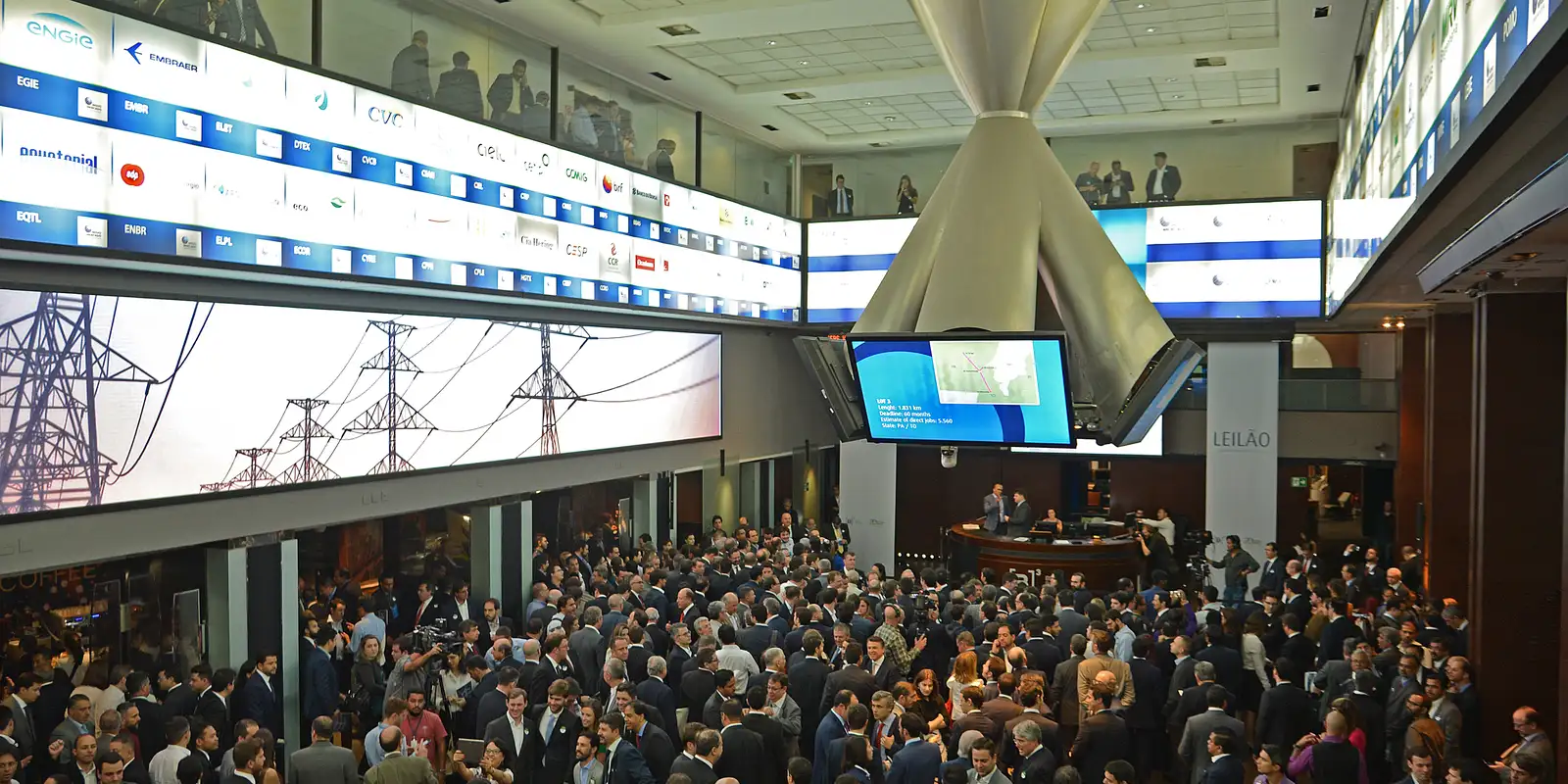Bolsa fecha acima de 174 mil pontos com dólar em queda