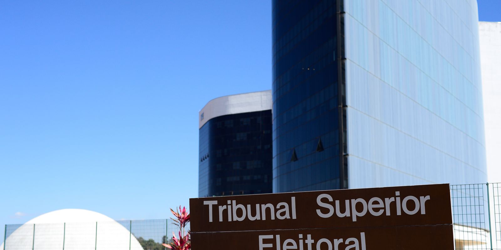 TSE lança painel para acompanhar eleitorado brasileiro no exterior