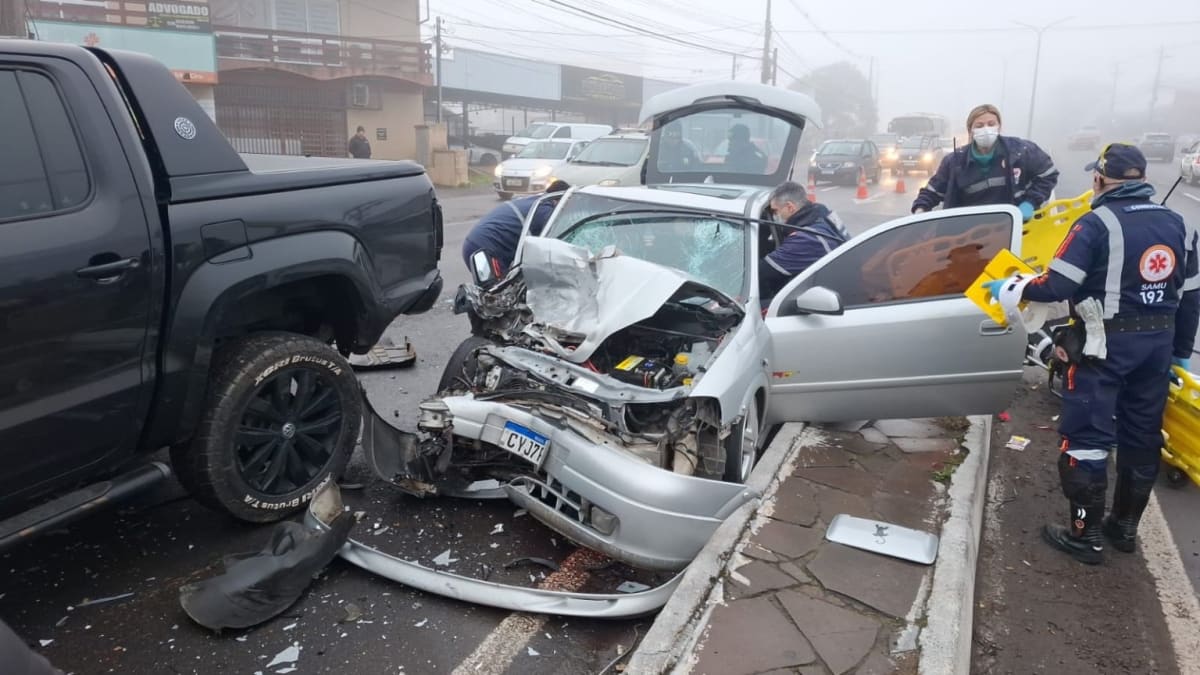 Acidente deixa casal ferido próximo à sinaleira do Guerra em Caxias do Sul