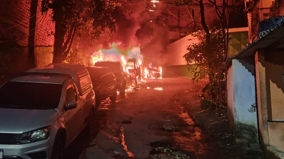 Incêndio em poste destrói veículos estacionados e mobiliza moradores