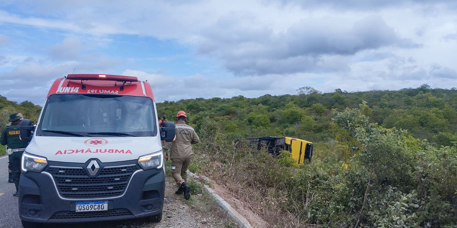 Ônibus de romeiros tomba em Canindé e deixa duas mortes