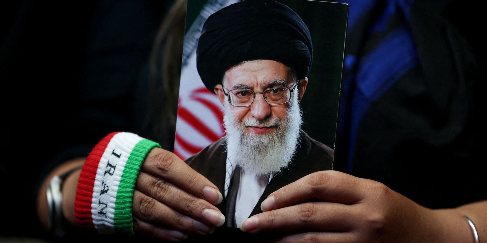 Funeral público do aiatolá Khamenei reúne multidão em Teerã