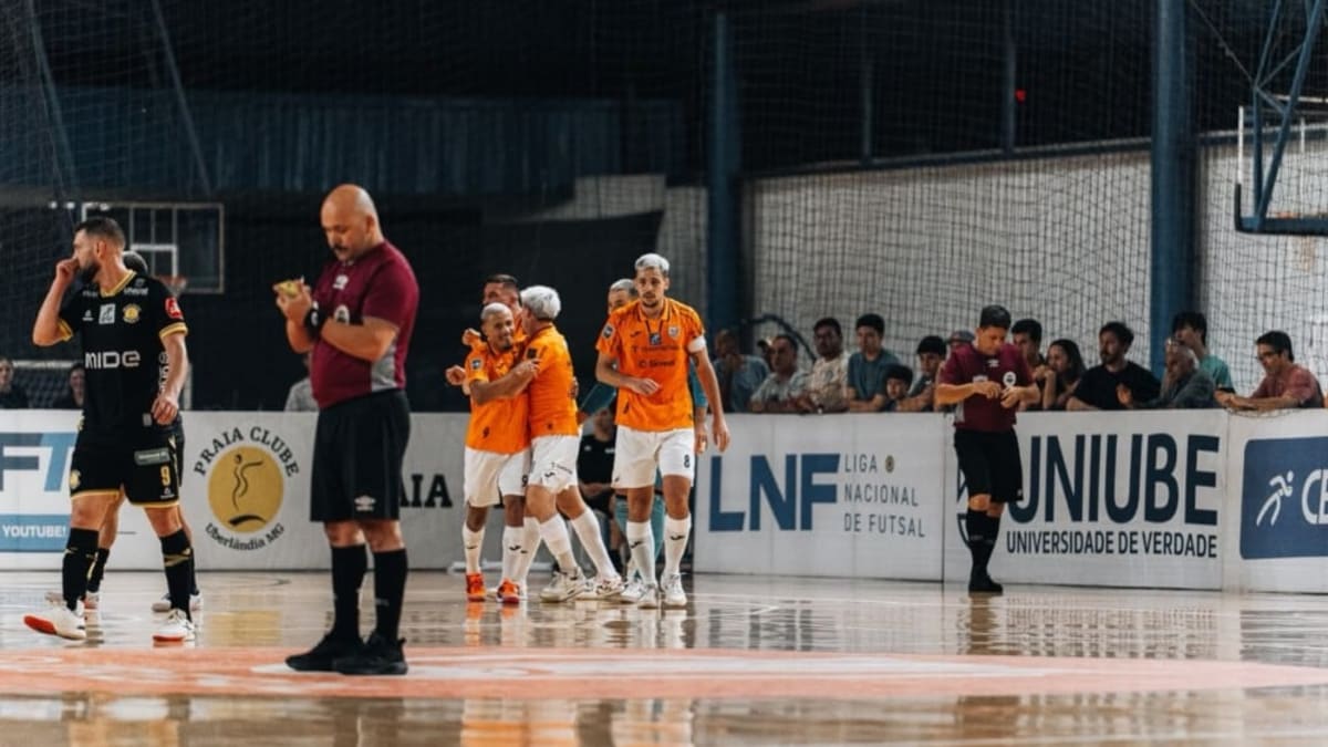 ACBF vira jogo e vence Praia Clube em partida emocionante