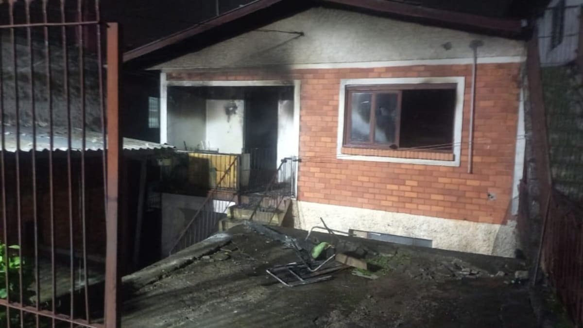 Incêndio atinge residência no bairro Esplanada em Caxias do Sul e mobiliza Corpo de Bombeiros