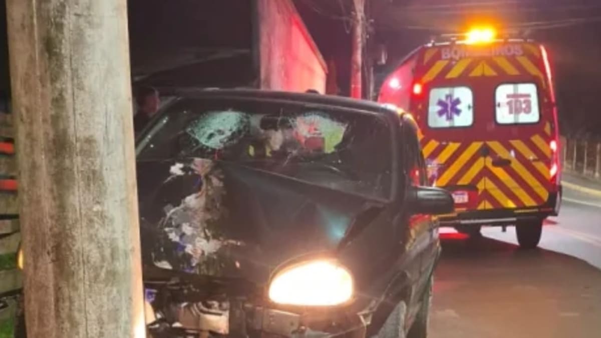 Carro colide contra poste e passageiro fica ferido em Rio do Sul