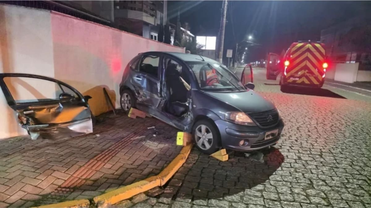 Colisão entre dois carros fere mulher e criança em Rodeio