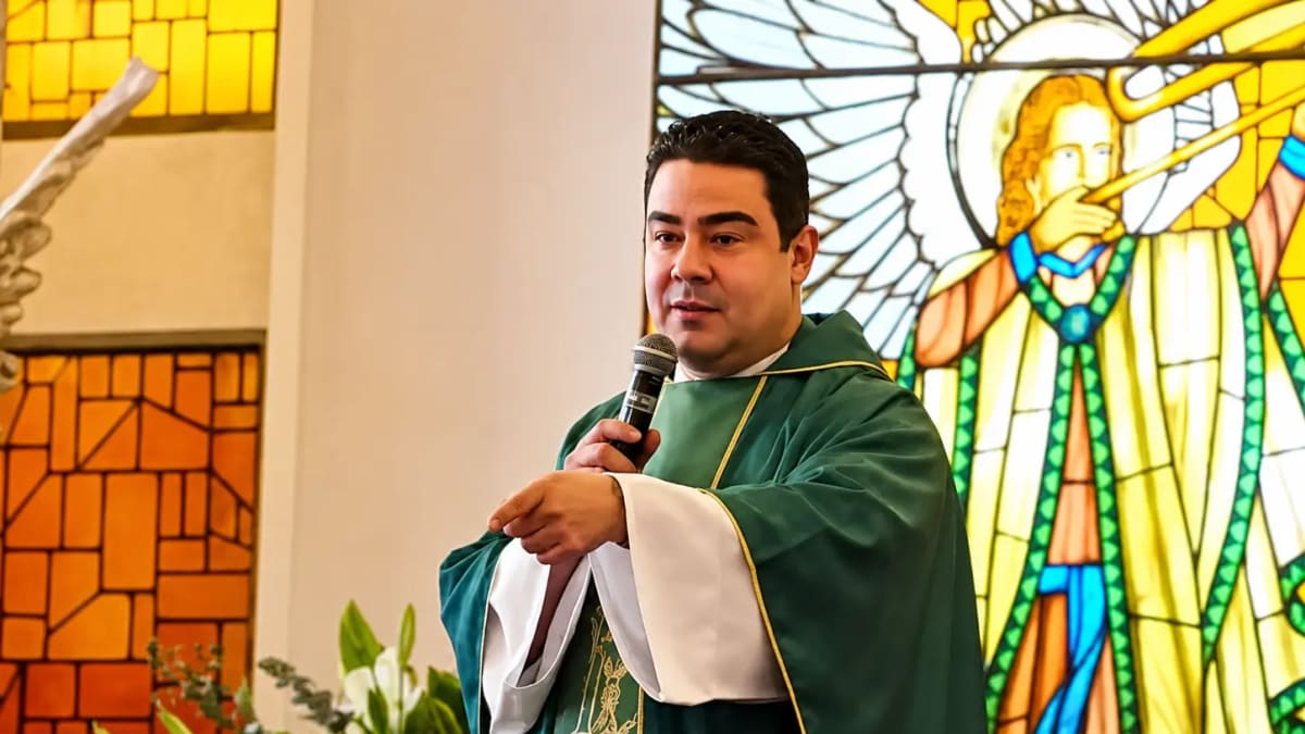 Padre Robson atribui afastamento de Trindade à ganância e inveja durante missa em Mogi das Cruzes