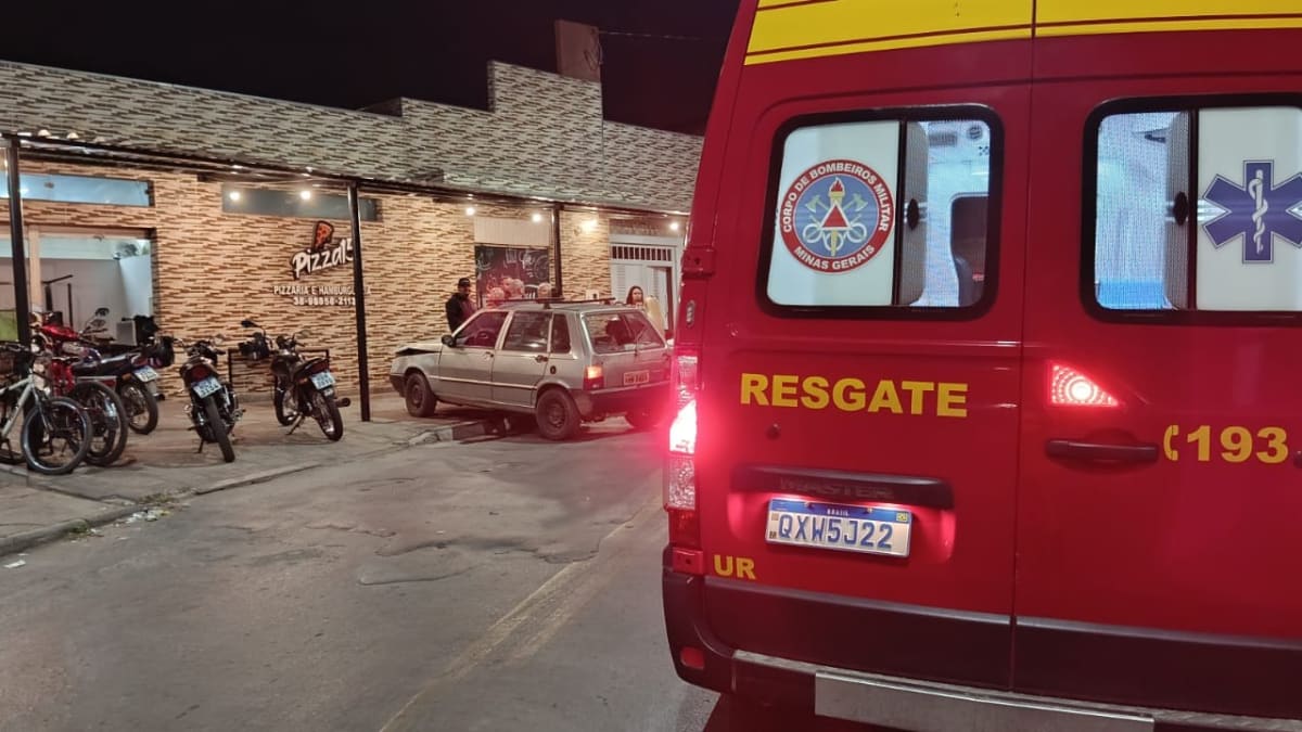 Carro invade calçada e atinge clientes de pizzaria em Montes Claros
