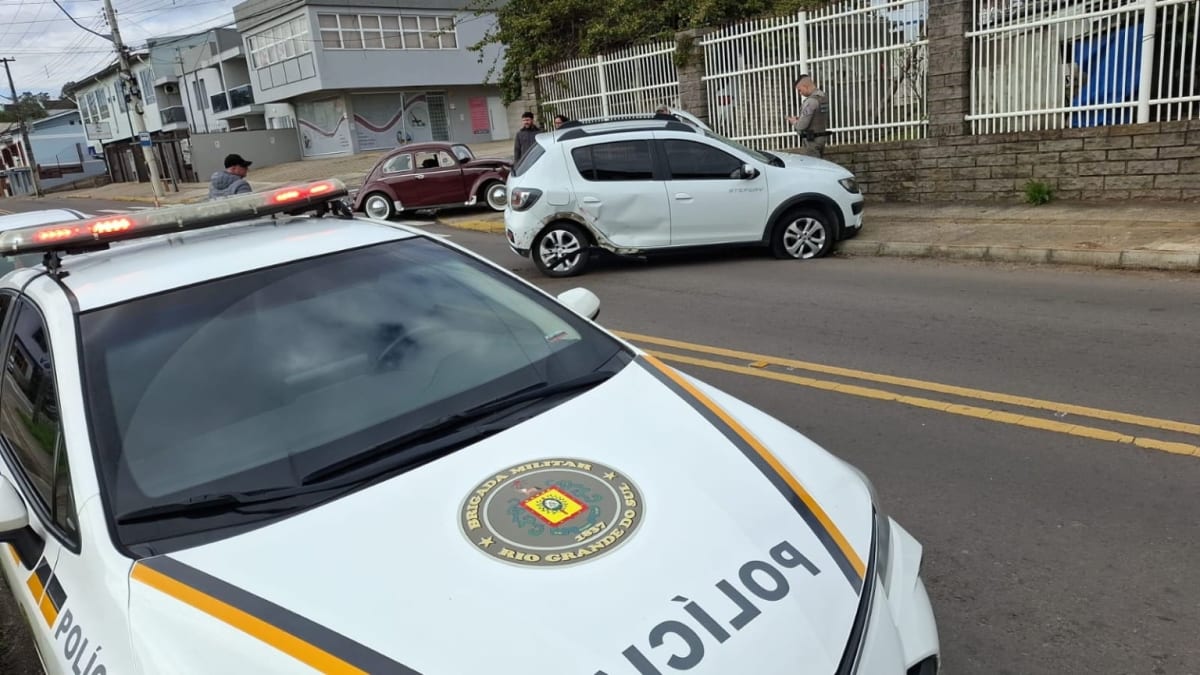 Colisão entre Fusca e Sandero deixa duas pessoas feridas em Caxias do Sul