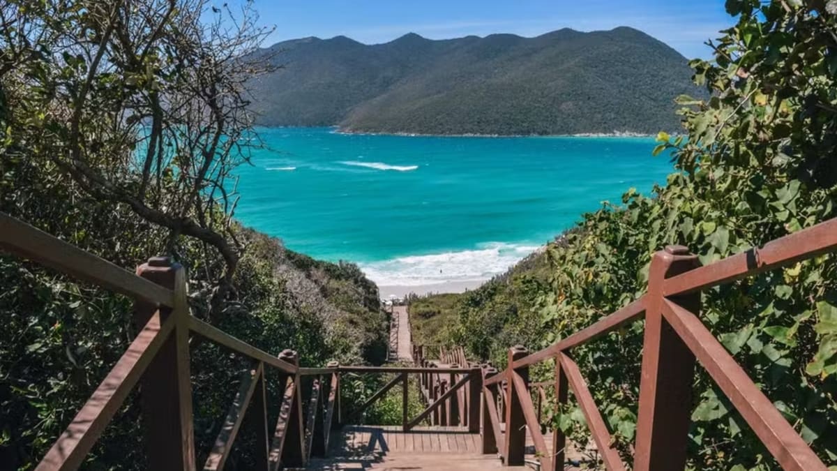 Pontal do Atalaia, em Arraial do Cabo, é eleito uma das 50 melhores praias do mundo para 2026