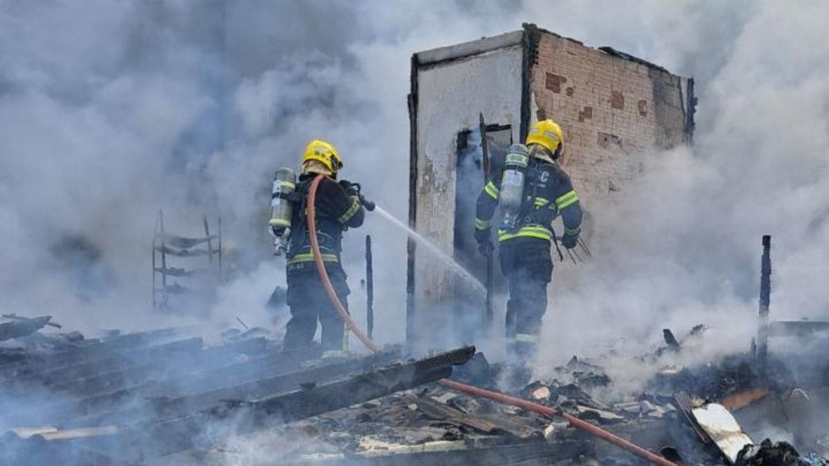Incêndio destrói casa de madeira em Itapema e família mobiliza campanha para reconstrução