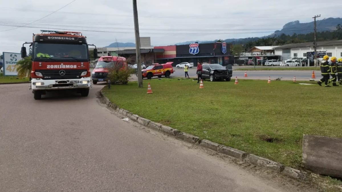 Mulher fica ferida em acidente na BR-470 em Rio do Sul